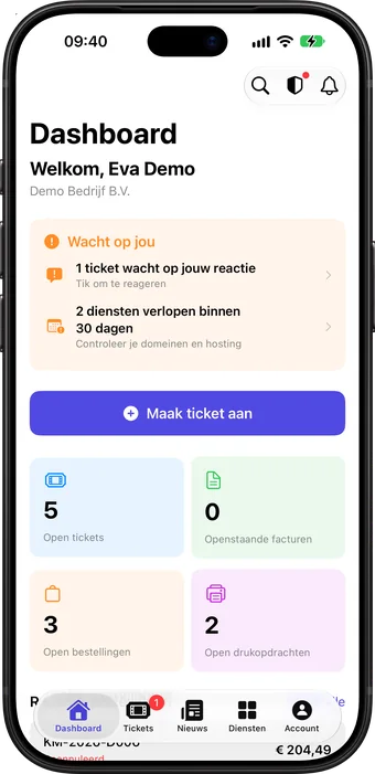 Het dashboard van de KM Portaal-app op een iPhone, met open tickets, facturen en bestellingen